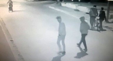 Bıçaklı gaspçılar önce güvenlik kamerasına ardından polise yakalandı