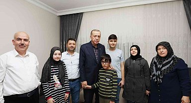 Cumhurbaşkanı Erdoğan, görme engelli hafız Ravzanur'u evinde ziyaret edip çay içti