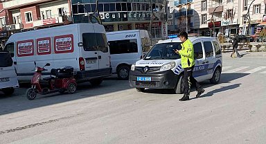 Kamyonet ile elektrikli üç tekerlekli bisiklete çarpıştı: 1 yaralı