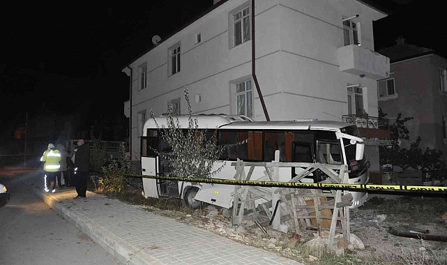 Karaman'da işçi midibüsü binaya çarparak durabildi: 12 yaralı