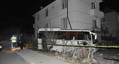 Karaman'da işçi midibüsü binaya çarparak durabildi: 12 yaralı