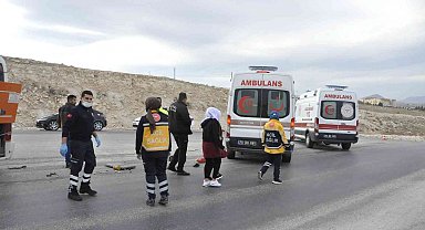 Karaman'da işçi servisi ile yolcu minibüsü çarpıştı: 5 yaralı