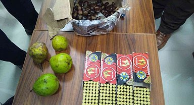 Kargo kutusundaki armut ve kestanelerin arasından 200 mermi çıktı