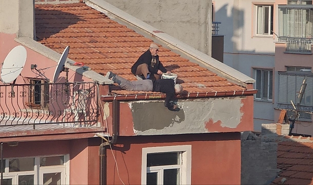 Konya'da çatıda tehlikeli sıva mesaisi