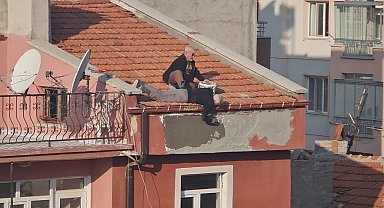 Konya'da çatıda tehlikeli sıva mesaisi