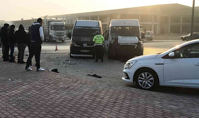 Konya'da servis minibüsleri ve otomobil çarpıştı: 14 yaralı