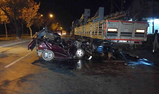 Konya'da tıra çarparak hurdaya dönen otomobilin sürücüsü ağır yaralandı