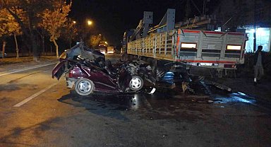 Konya'da tıra çarparak hurdaya dönen otomobilin sürücüsü ağır yaralandı