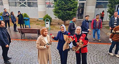 Öğretmen adaylarına da çiçek