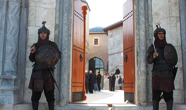 Selçuklu başkenti Konya'da Sultanlar Türbesi'nde her cuma namazı sonrası saygı nöbeti