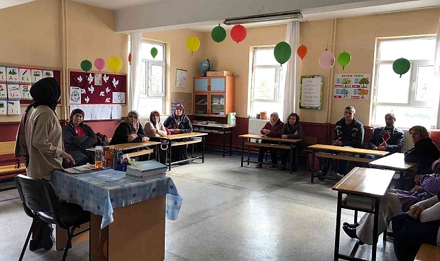 Aile okulunda ailelere eğitimler veriliyor