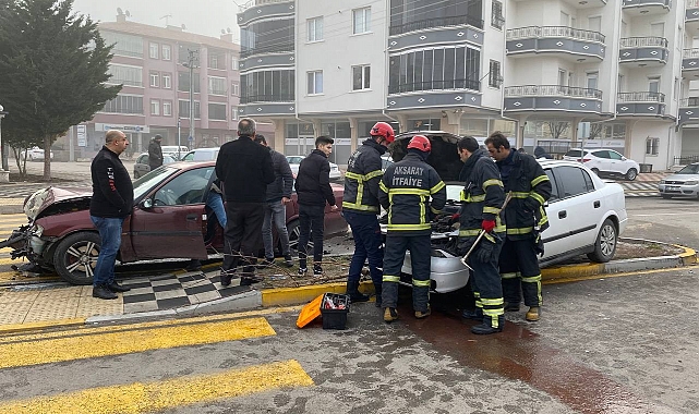 Aksaray'da 2 otomobil çarpıştı: 3 yaralı