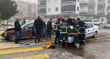 Aksaray'da 2 otomobil çarpıştı: 3 yaralı