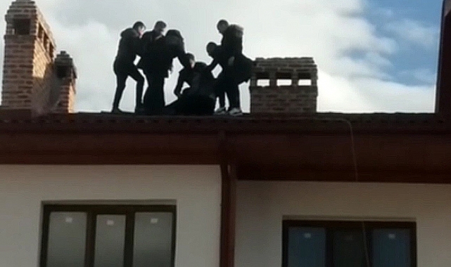 Benzinle çatıya çıkan şahsı polis ikna etti