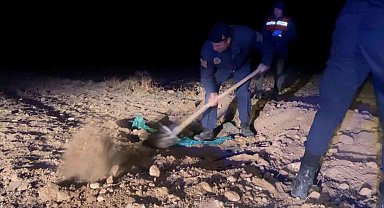 Jandarma 7 kilometre lastik izi sürüp gece yarısı küreklerle tarlayı kazdı
