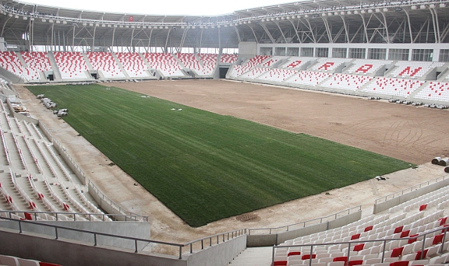 - Karaman’ın 15 bin kişilik stadyumunda çim serme çalışması başladı