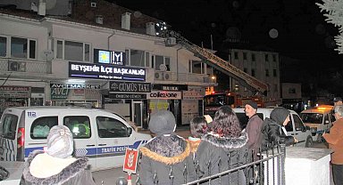 Konya'da itfaiye ekiplerinin çatıda mahsur kalan kediyle imtihanı