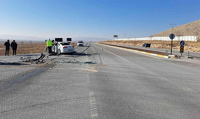 Konya'da tır otomobile çarptı: 2 ölü