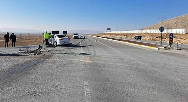 Konya'da tır otomobile çarptı: 2 ölü