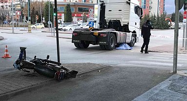 Konya'da tırın altında kalan motosiklet sürücüsü hayatını kaybetti