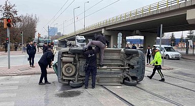 Konya'daki çarpışan otomobillerden biri tramvay yoluna devrildi