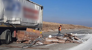 Köpeğe çarpmamak için manevra yapan tırdaki malzemeler yola düştü