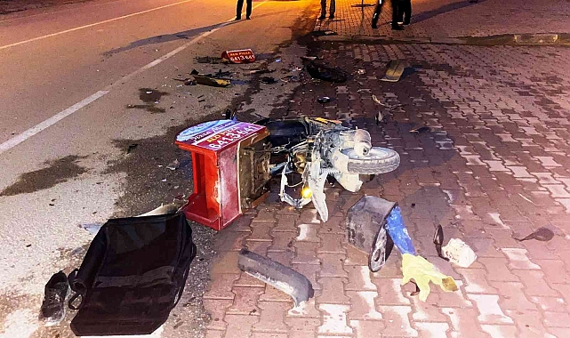 Otomobil ile motosikletli kurye çarpıştı