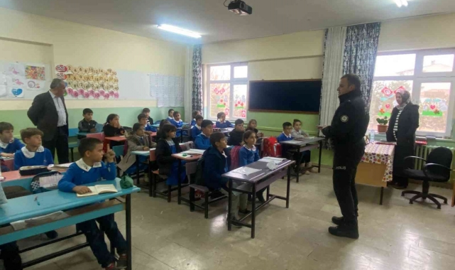 Polisler okul okul gezip öğrencilere eğitim verdi