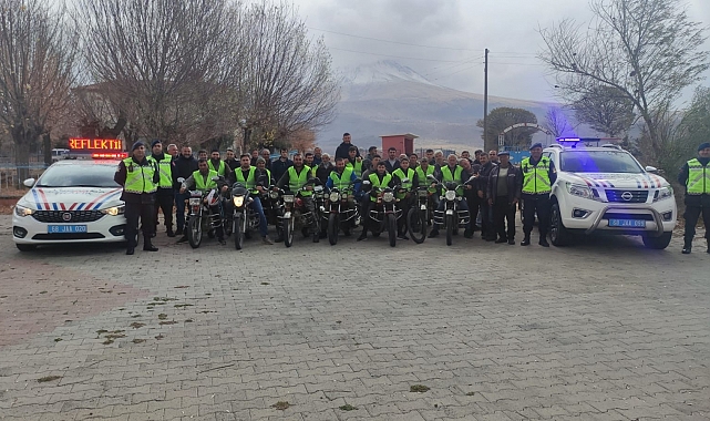 Trafik jandarması motosiklet sürücülerine reflektif yelek dağıttı