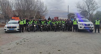 Trafik jandarması motosiklet sürücülerine reflektif yelek dağıttı