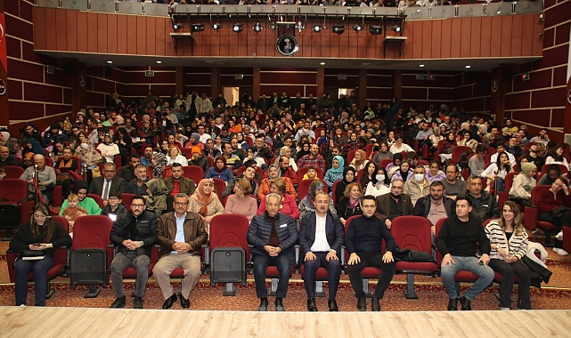 "Ziyafet Sofrası" Akşehirli tiyatro severlerle buluştu
