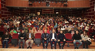 "Ziyafet Sofrası" Akşehirli tiyatro severlerle buluştu