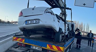 Ankara'da kontrolden çıkan otomobil karşı şeride uçtu: 1'i ağır 3 yaralı