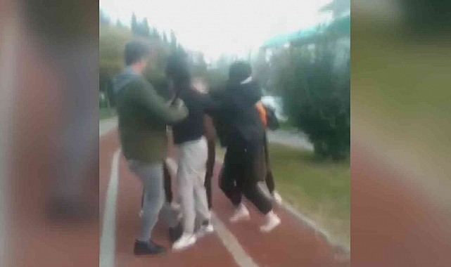 Aralarına aldıkları arkadaşlarını öldüresiye dövdüler