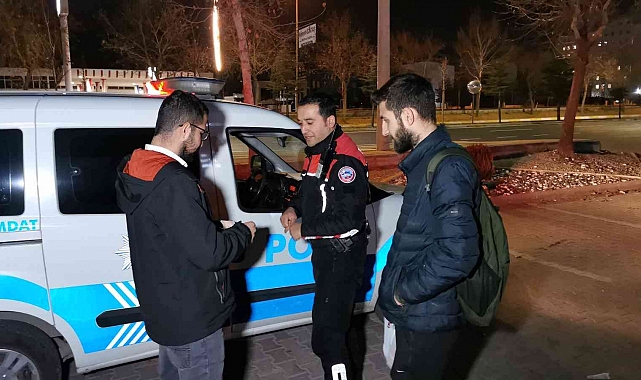 ATM önünde yerde buldukları 750 TL'yi polise teslim ettiler