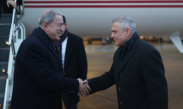 Bakan Akar, İngiliz mevkidaşının davetlisi olarak Londra'ya gitti