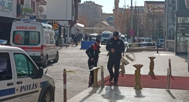 Boşanma aşamasındaki eşini 10 kurşunla öldürüp intihar etti