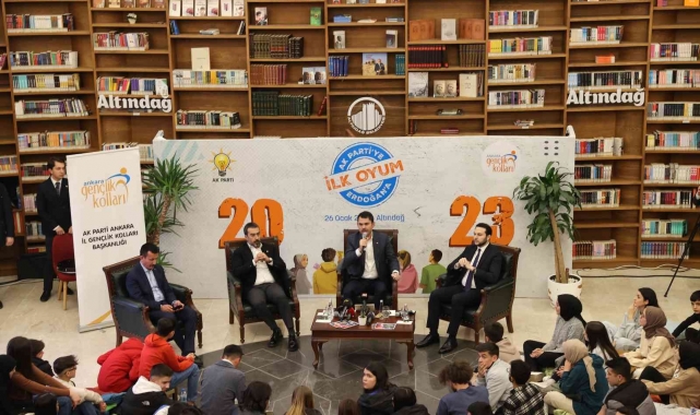 Çevre, Şehircilik ve İklim Değişikliği Bakanı Kurum, Ankara'da gençlerle bir araya geldi