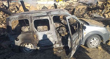 Depo yangında yıkılırken tarım aletleri ile hafif ticari araç demir yığınına döndü