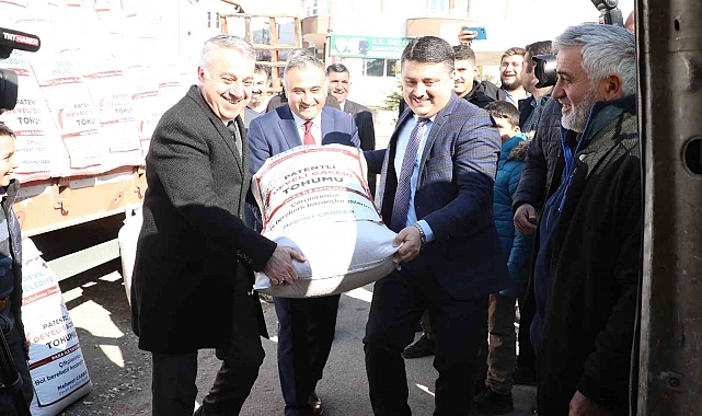 Develi Belediyesi'nden çiftçilere gacer tohumu desteği