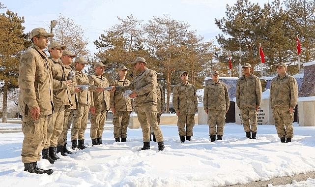 Elleri ile ördüğü çorapları Mehmetçiğe gönderdi