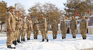 Elleri ile ördüğü çorapları Mehmetçiğe gönderdi