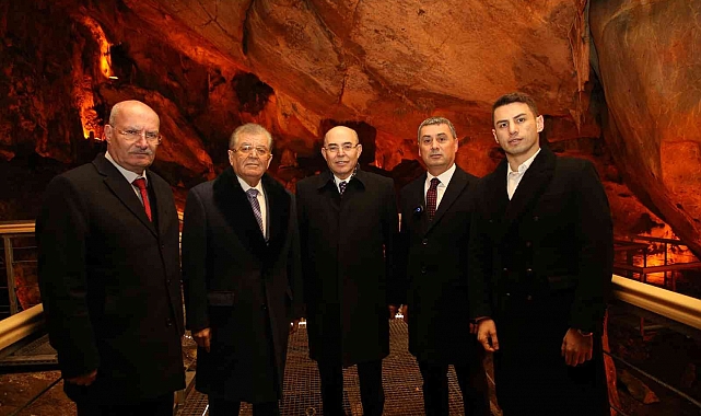 Gölbaşı Belediye Başkanı Ramazan Şimşek, Mevlüt Karakaya ile beraber Tulumtaş Mağarası'nı gezdi