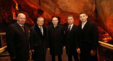 Gölbaşı Belediye Başkanı Ramazan Şimşek, Mevlüt Karakaya ile beraber Tulumtaş Mağarası'nı gezdi