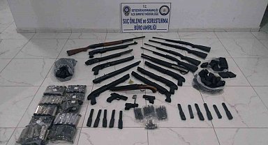 Konya'da durdurulan otomobilde ve iş yerinde kaçak silah ele geçirildi