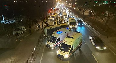Konya'da otomobilin çarptığı midibüs yan yattı: 10 yaralı