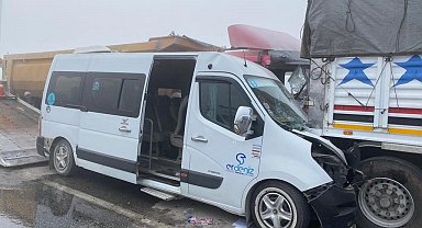 Okul servisi zincirleme kazaya karıştı: 18'i öğrenci 19 yaralı