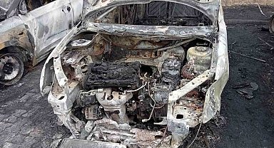 Otomobilin elektrik aksamındaki yangın 5 aracı küle çevirdi