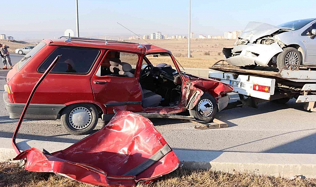 Otomobiller çarpıştı, 7 kişi yaralandı