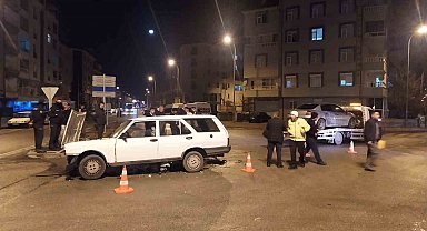 Otomobiller kavşakta çarpıştı, 2 kişi yaralı